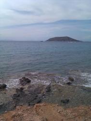 Η αγαπημένη βραχώδης ακτή στο Θυμάρι με φόντο το νησάκι Αρτσιντάς. Το τελευταίο σύνορο πριν το απέραντο γαλάζιο.